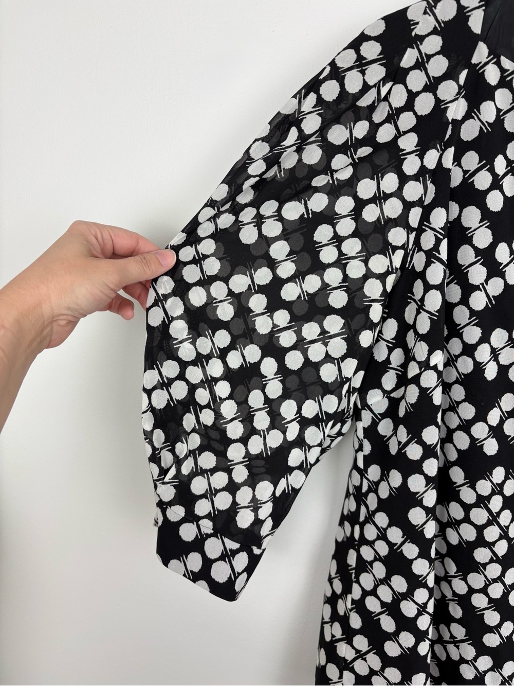 Trina Turk Black & White Puff Sheer Sleeve Blouse Large 93% Silk Geometric Dots - Picture 3 of 13
